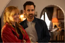Margot Robbie en Colin Farrell stappen door een rode deur in A Big Bold Beautiful Journey