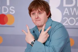 Lewis Capaldi geeft 734.000 uur gratis therapie weg: “Dit is mijn manier om iets terug te doen”