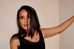 Salma Hayek danst erop los in video van Sports Illustrated