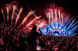 Op Lakedance Festival geniet je met je voeten in het zand van de lekkerste muziek