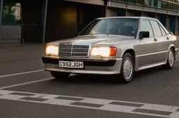Deze Mercedes 190 van Ayrton Senna kost je heel veel knaken