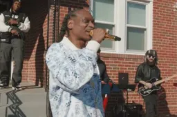 Raplegendes als Snoop Dogg en Mobb Deep treden op in de voortuin van Noochie
