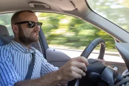 Nieuwe Chinese auto brengt bizarre feature: schietend over de weg
