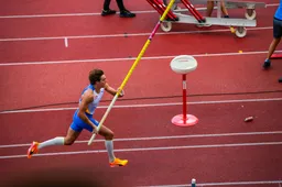 Polsstokhoogspringer Armand Duplantis mag weer $100.000 bijschrijven na nieuw wereldrecord
