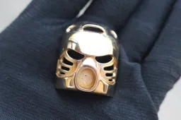 Zeldzaam 14-karaats gouden Lego masker onder de hamer