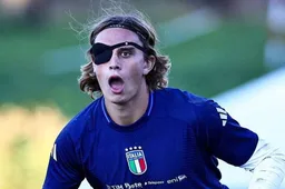 Italiaanse talenten trainen als piraten met ooglapjes op het veld