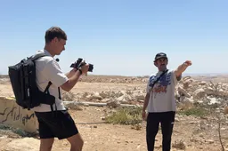 Verslaggever Reinout Zorge reisde af naar Israël voor documentaire: “Je hoort de dreunen uit Gaza terwijl je een biertje drinkt in Tel Aviv”