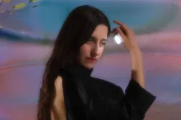 Eefje de Visser snijdt diep met haar nieuwe album ‘Vlijmscherp’