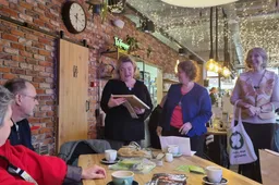 Rina, Ellen en Marian met oorkonde