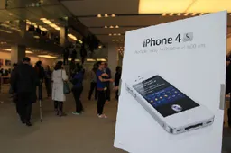 Apple Fans Camping Outside Apple Stores for iPhone 4S Launch!