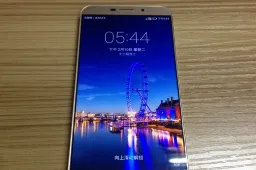 The Serendipity S7 shows up in the flesh and retains its super narrow bezels