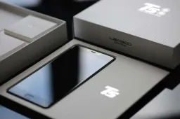 More pictures of the midrange jet black Leagoo T5