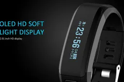 No.1 F1 smartband goes swimming