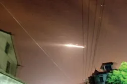 Iphone 4 UFO buzzies Hangzhou Airport