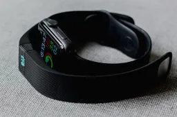 Fitbit vs Apple Watch: How to Choose the Right Fitness Smartwatch?