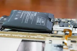 Samsung says it knew about battery bulging in Galaxy phones