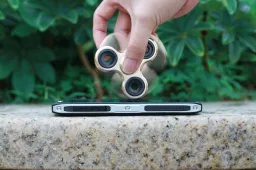 Will a Fidget Spinner Shatter the Rugged Blackview BV7000's display? (Video)