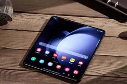 Samsung Galaxy Z Fold6 external screen exposed: Uses a symmetrical frame
