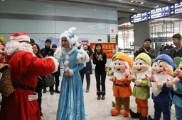 Santa Arrives Early Get’s Treated to Awesome Polar Light Show