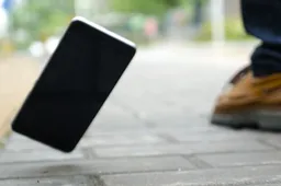 Is the UMIDIGI C Note less fragile than a Samsung Galaxy S8? (Video)