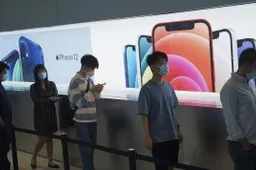 Foxconn will hire 200,000 additional workers to build the iPhone 13