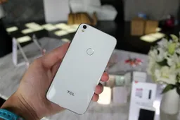 TCL 520 “Beauty Phone” released