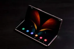 Samsung finds a critical bug and halts Galaxy Z Fold2 One UI 3.0 update