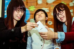 White HTC phone turns up in Twitter photo, but what is it?