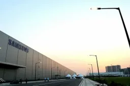 Samsung now manufactures smartphone display panels in India!