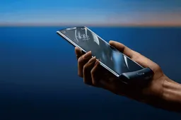 Motorola RAZR 3 will pack two larger displays