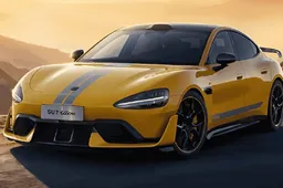 Xiaomi SU7 Ultra Impresses in Showrooms