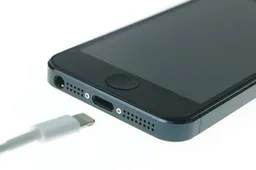 "High Imitation" iPhone 5 clone gets Lightning connector and "Safiri" browser!