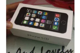 iPhone 5S packaging shows slight redesign to home button