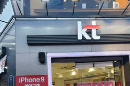 Apple iPhone 9 & Galaxy S20 commence pre-sale with free gifts