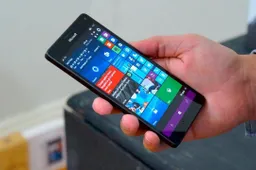The old Microsoft Lumia 950 XL runs a desktop version of Photoshop