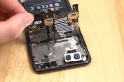 Xiaomi Mi 6 proves to be almost waterproof in recent tear-down video