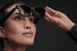 New smart glasses show conversations on the lenses in real-time
