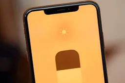 Think Night Mode Helps You Sleep? Think Again, Say Scientists