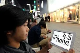 iPhone 4S Already Pulling in Crowds