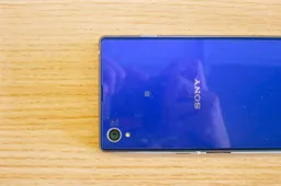 Video: This is how the OnePlus One fits beneath the Sony Xperia Z1