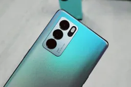 Oppo Reno7 Pro appears in a live photo