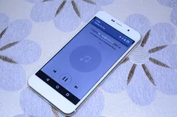 Dual screen Oukitel U6 claims 120 hours of reading time