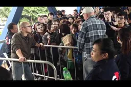 Over 3000 People Are Waiting For The iPhone 4S in Hong Kong!