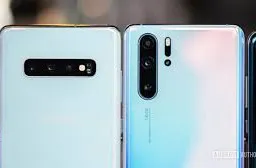 Again, Huawei trolls Samsung with a large Huawei P30 billboard outside Samsung store in Australia