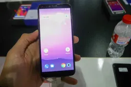 iLA Silk Qualcomm-Powered 18:9 Phone Hands-On from MWC 2018