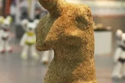 Venus De Mio Made From Panda Dung Sells For $45,000!