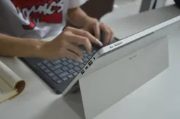 Why choose the 13.3" 2-in-1 convertible XIDU PhilPad