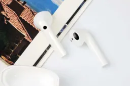 Redmi Buds 3 is presented as a cheap copy of Apple AirPods