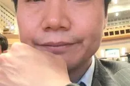 Lei Jun shows off a Mi Band with a screen, could it control a drone?