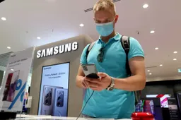 Samsung patented a smartphone with a removable bracelet screen